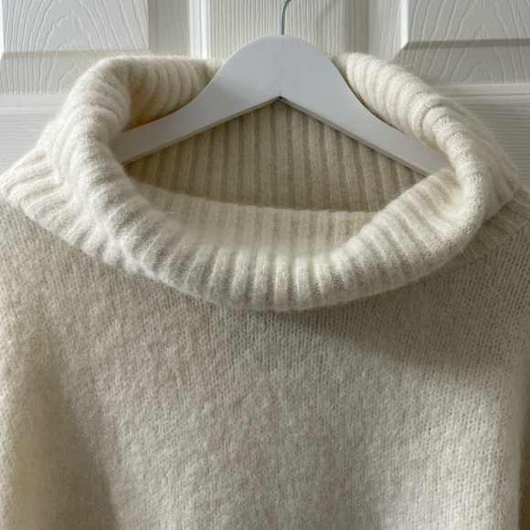 UGG NWOT Women's Lylah Rollneck Sweater in Cream Oversized 27” PTP - Picture 4 of 13